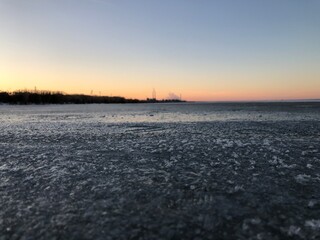 Озеро покрытое льдом