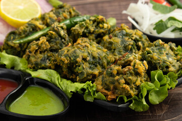 Crispy Indian Chaat Snacks Palak Pakoda Bhajji Chat Or Paalak Pakora Bajji Bhajiya Rich In Fiber Vitamin Mineral And Protein Is Made Of Chopped Spinach Dhaniya Pudina And Besan. Served With Chutney
