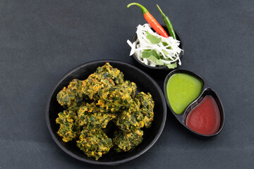 Indian Chaat Snacks Palak Pakoda Bhajji Chat Or Paalak Pakora Bajji Bhajiya Rich In Fiber Vitamin Mineral And Protein Is Made Of Chopped Spinach Dhaniya Pudina And Besan. Served With Chutney And Salad
