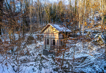 Winter Wanderung durch die Pähler Schlucht - altes schönes Gebäude - Mühle