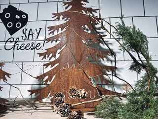 白いタイル壁に飾られたモミの木のデコレーション