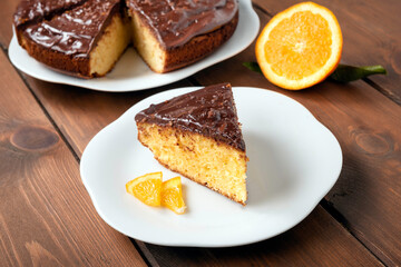 Deliziosa torta fatta in casa con crema di cioccolato e agrumi 