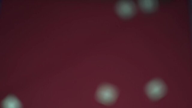 dados tirados sobre fondo rojo