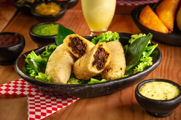 pasteles de yuca rellenos con carne desmechada, comida típica colombiana