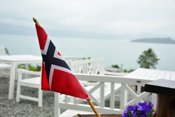 Flagge Fahne Norwegen mit Blick auf einen Fjord und Textfreiraum