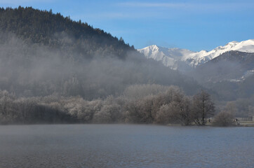 Fototapeta premium Massif du Sancy et lac Chambon. Auvergne, France.