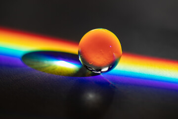 Kugel in Regenbogenfarben