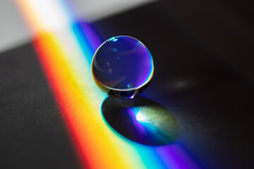 Kugel in Regenbogenfarben