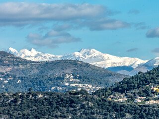 Vue sur les montagnes enneigées des Alpes du Sud et le massif du Mercantour depuis Nice sur la Côte d'Azur