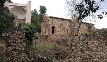 Celda monacal  abandonada y en estado ruinoso en Sant Baldiri de Tavelllera (s. XVI), en Port de la...