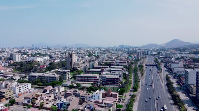 Toma aérea de la ciudad urbana en Lima, vista de la avenida panamericana sin mucho tráfico