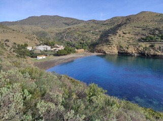 Vista de Cala J&ograve;ncols, lejana playa entre Roses y Cadaqu&eacute;s, rodeada de monta&ntilde;as y colinas rocosas. 