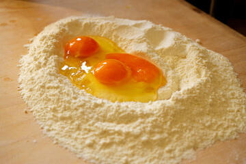uova e farina per pasta fatta in casa preparazione