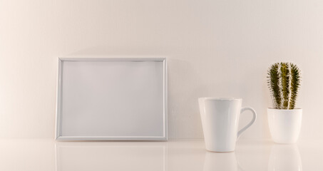 Modèle de cadre photo blanc avec espace vide pour logos, inscription publicitaire. Cadre en mode...
