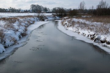 Wintereinbruch in Bünde. Alles ist tief verschneit. Hier die Else. Ein kleiner Fluss .