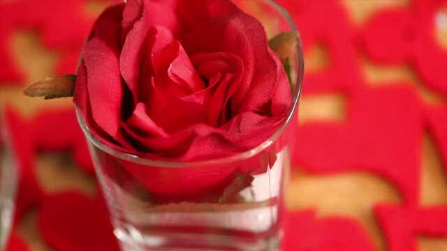 Fleurs en pot sur des napperons rouges pour la St-Valentin.