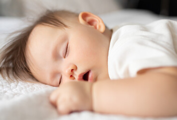 Obraz na płótnie Canvas Portrait of baby girl sleeping 