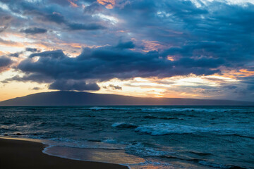 Obraz premium Pastel Sunset With Cloudy Sky over Stormy Windblown Sea