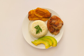 plato almuerzo dominicano, tostones fritos, arroz blanco acompañados de varios aguacates cortados,...