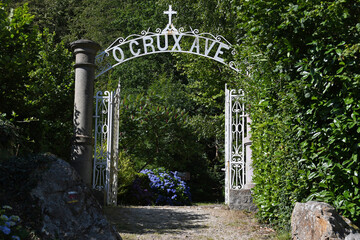 Portail de jardin avec inscriptions latines
