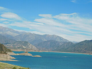 Paisaje de monta&ntilde;as y lagos. Mendoza, Argentina 