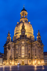 Fototapeta na wymiar Die Frauenkirche Dresden auf dem historischen Neumarkt zur blauen Stunde