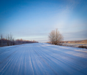 Obraz premium Road in the snow and blue sky.
