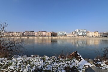 Fototapeta premium Immeubles sur le quai Perrache à Lyon le long du fleuve Rhône en hiver, ville de Lyon, département du Rhône, France