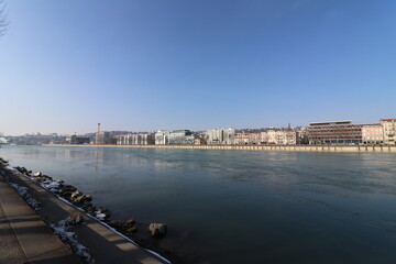 Immeubles sur le quai Perrache à Lyon le long du fleuve Rhône en hiver, ville de Lyon, département du Rhône, France