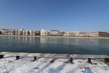Naklejka premium Immeubles sur le quai Perrache à Lyon le long du fleuve Rhône en hiver, ville de Lyon, département du Rhône, France