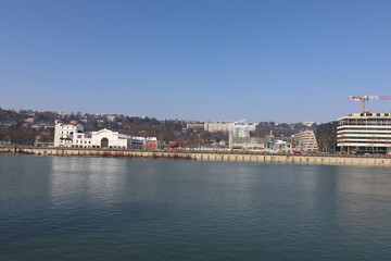 Naklejka premium Immeubles sur le quai Perrache à Lyon le long du fleuve Rhône en hiver, ville de Lyon, département du Rhône, France