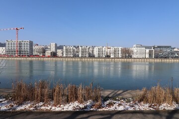 Fototapeta premium Immeubles sur le quai Perrache à Lyon le long du fleuve Rhône en hiver, ville de Lyon, département du Rhône, France