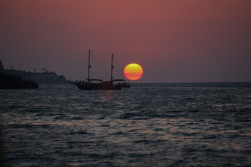 Cypr cudowny zachód słońca z żaglowcem w tle