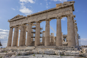 Obraz premium Picturesque view of Parthenon Temple (432 BC) dedicated to the goddess Athena at Acropolis hill. Athens, Greece.