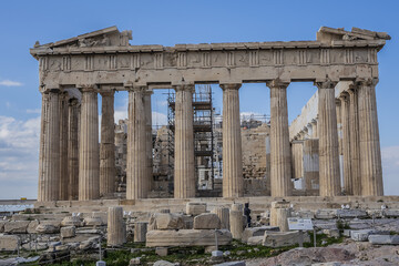 Obraz premium Picturesque view of Parthenon Temple (432 BC) dedicated to the goddess Athena at Acropolis hill. Athens, Greece.