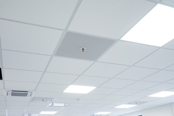 white ceiling in the office. fire fighting. lamps. no one. without people. nobody. - obrazy, fototapety, plakaty