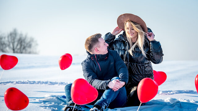 Walentynki, sesja narzeczeńska i walentynkowa w zimie na śniegu z czerwonymi serduszkami