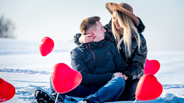 Walentynki, sesja narzeczeńska i walentynkowa w zimie na śniegu z czerwonymi serduszkami