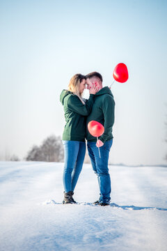 Walentynki, sesja narzeczeńska i walentynkowa w zimie na śniegu z czerwonymi serduszkami