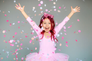 Obraz na płótnie Canvas happy birthday girl with confetti on gray background