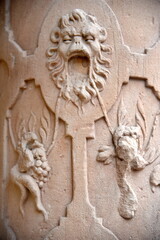 Säule mit Relief auf Schloss Wilhelmsburg