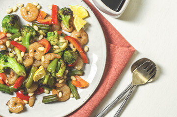 Warm salad of shrimp, broccoli and paprika