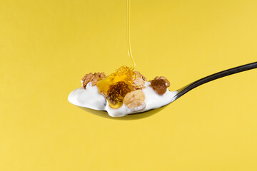 Breakfast cereal with raising and nuts