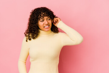 Obraz premium Young african american afro woman isolated covering ears with hands.