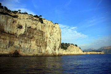 Fototapeta na wymiar Stretch of stratified cliff overlooking the blue sea, Parc National des Calanques, Marseille, France
