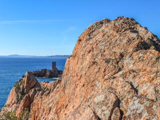 L'île d'Or et son château dans les premières lueurs du jour à Saint Raphaël sur la Côte d'Azur