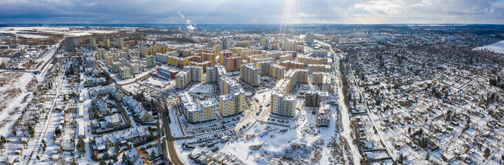 Zimowa panorama z lotu ptaka podczas słonecznej pogody, osiedle Manhattan, miasto Gorzów Wielkopolski - obrazy, fototapety, plakaty