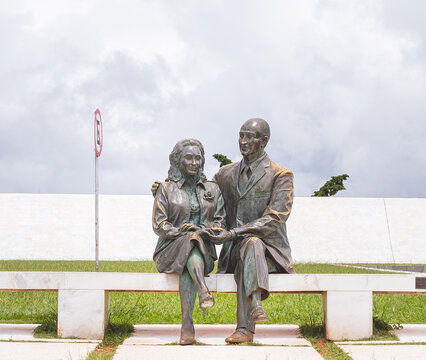 Memorial JK. Bras&iacute;lia, Distrito Federal - Brasil. Est&aacute;tuas do ex-presidente Juscelino Kubistchek e Sara Kubistchek sentados em um banco. Escultura de Roberto S&aacute;. Memorial JK, obra de Oscar Niemeyer.