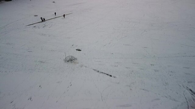 Speckenbütteler Park Bremerhaven Familie auf dem Eis beim Schlittschuh fahren mit der Drohne