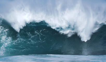 big wave breaking close-up